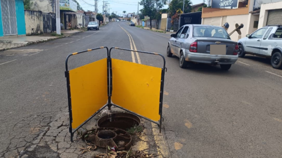 Tampa de PV aberta preocupa moradores da Rua Terêncio Pereira, no Bairro Santo Antônio, em Araxá