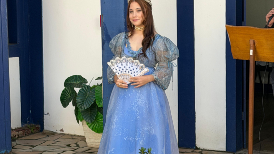 Vestido usado por Grazi Massafera em novela da HBO passa a integrar acervo do Museu Dona Beja em Araxá