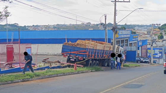 Caminhão desgovernado atinge estrutura de supermercado na avenida Amazonas em Araxá
