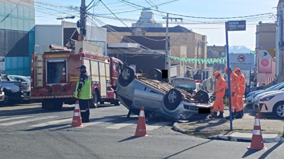 Acidente entre dois carros termina em capotamento no Centro de Araxá