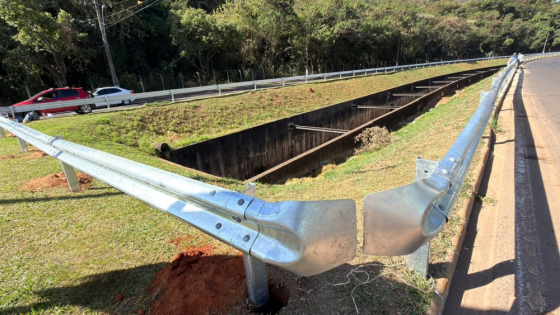Avenida Dâmaso Drummond recebe 452 metros de guard-rail em trecho próximo ao canal
