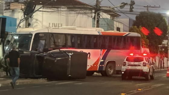 Acidente entre ônibus e caminhonete deixa motorista ferido em cruzamento no Centro de Araxá